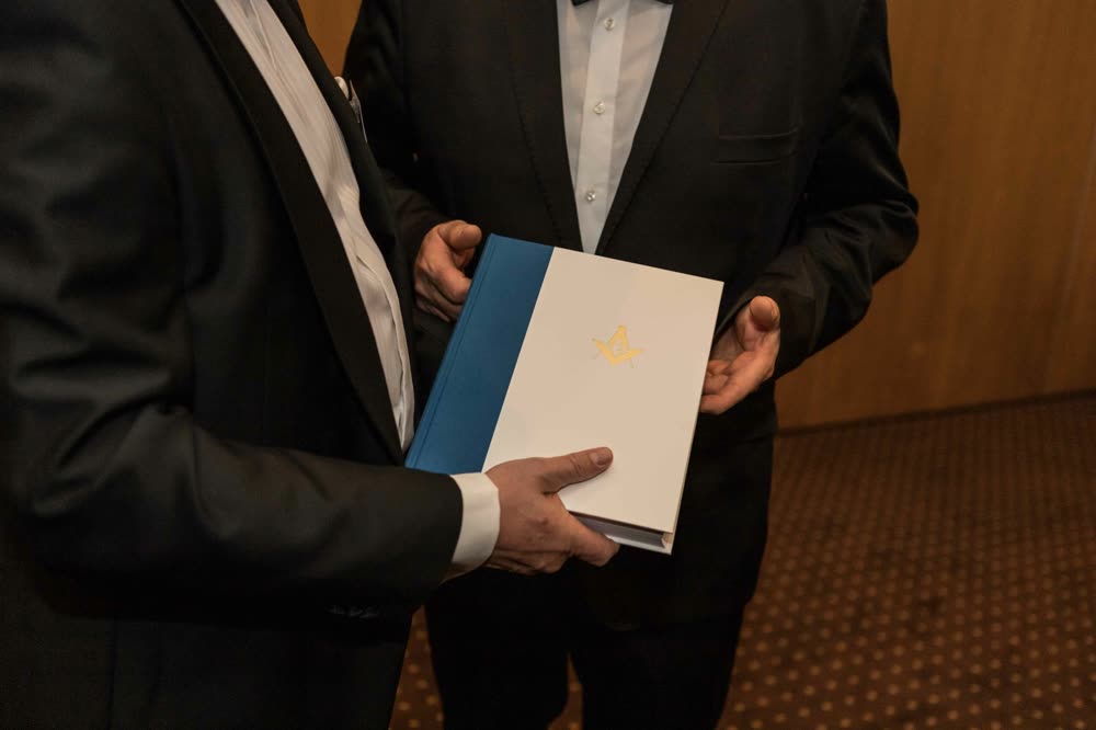 Übergabe einer Urkunde